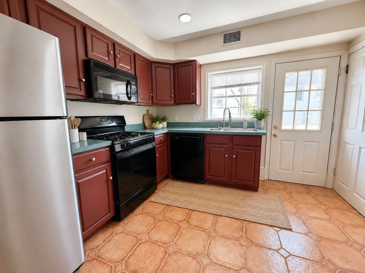 24 Chestnut Ave - Photo 5 of 28