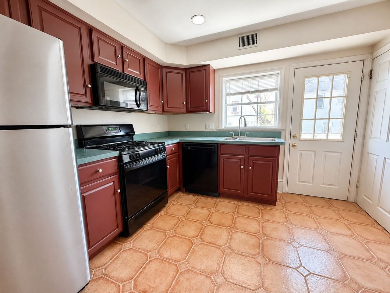 24 Chestnut Ave - Photo 6 of 28