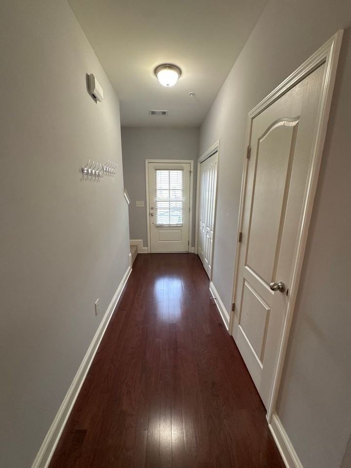 1034 Chatsworth Dr - Photo 2 of 20