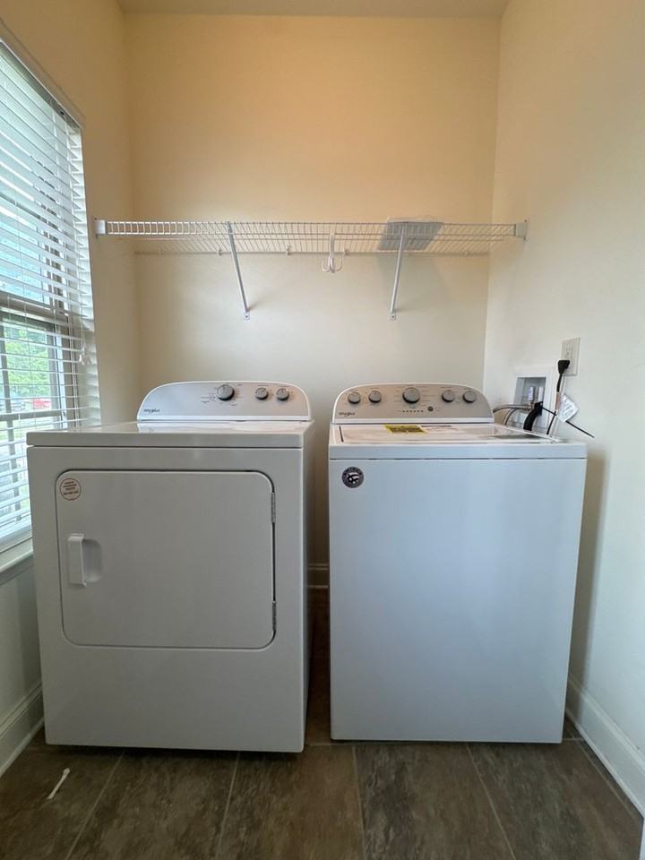 1034 Chatsworth Dr - Photo 3 of 20