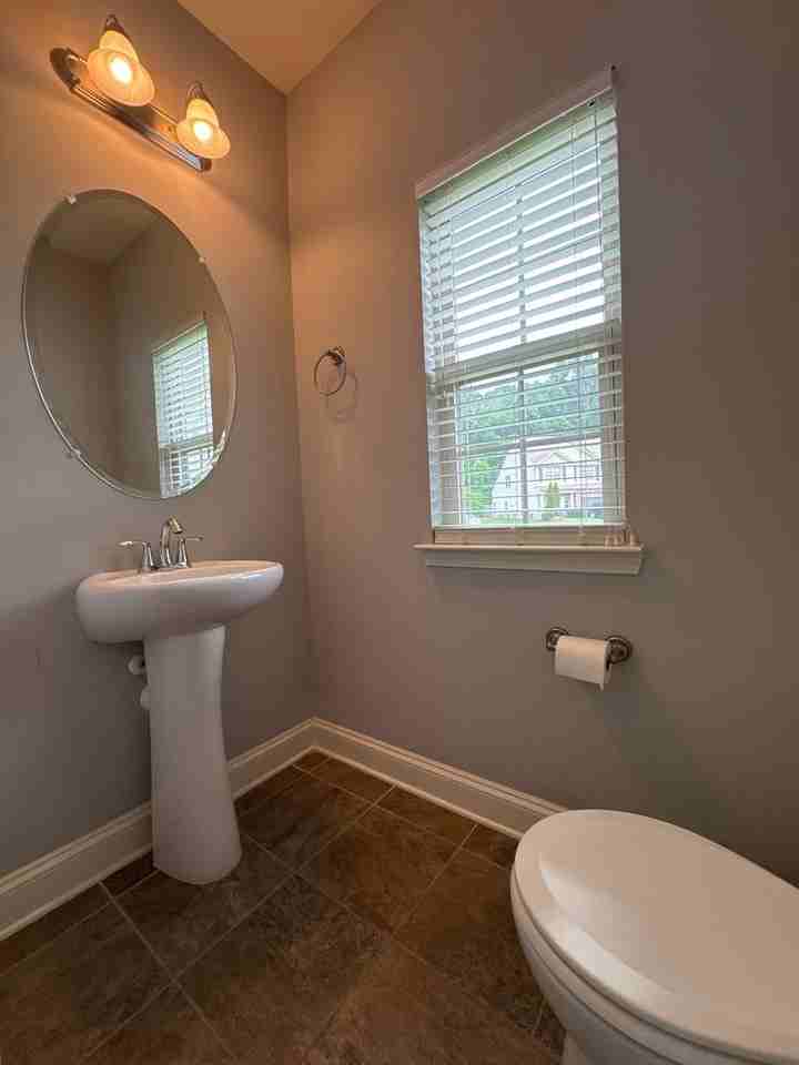 1034 Chatsworth Dr - Photo 4 of 20