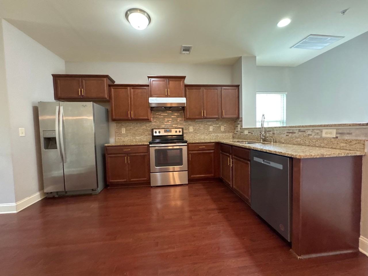1034 Chatsworth Dr - Photo 5 of 20