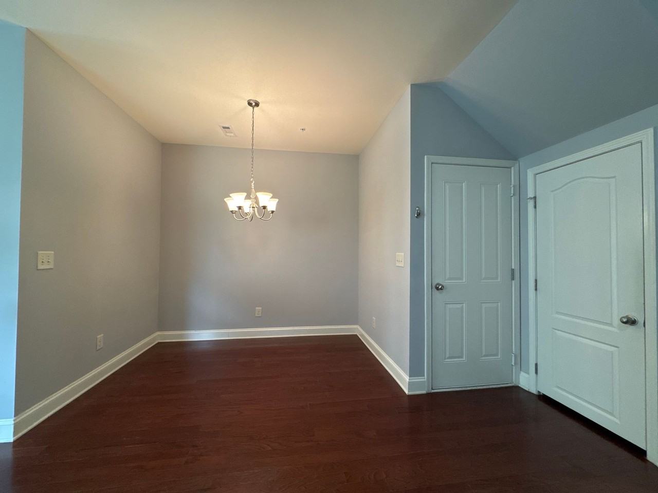 1034 Chatsworth Dr - Photo 6 of 20