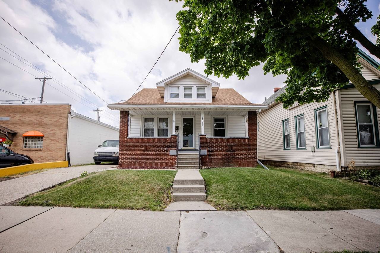 1554 Oak St - Photo 2 of 33