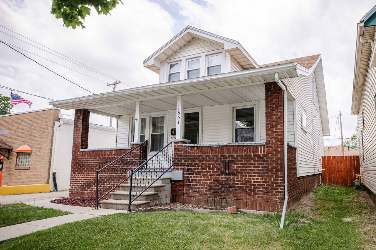 1554 Oak St - Photo 3 of 33