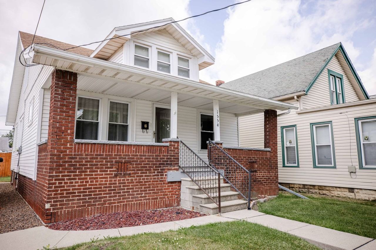 1554 Oak St - Photo 4 of 33