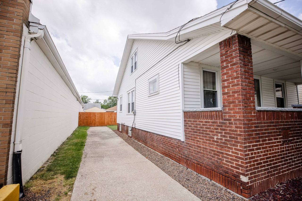 1554 Oak St - Photo 5 of 33