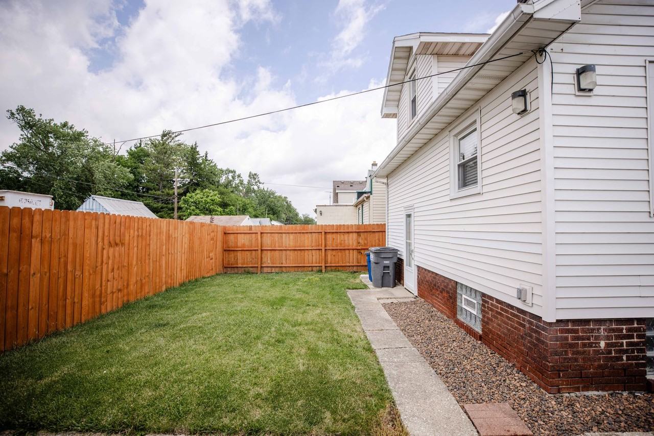 1554 Oak St - Photo 7 of 33
