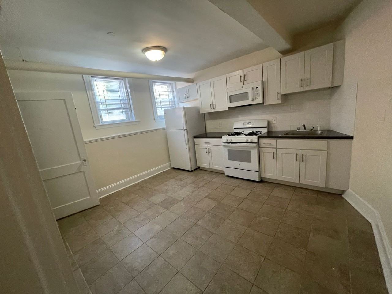 12 Barrows St - Photo 4 of 6