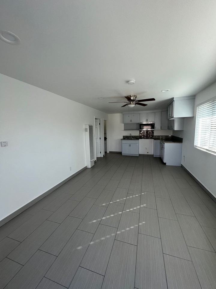 8677 Dearborn Ave - Photo 4 of 10