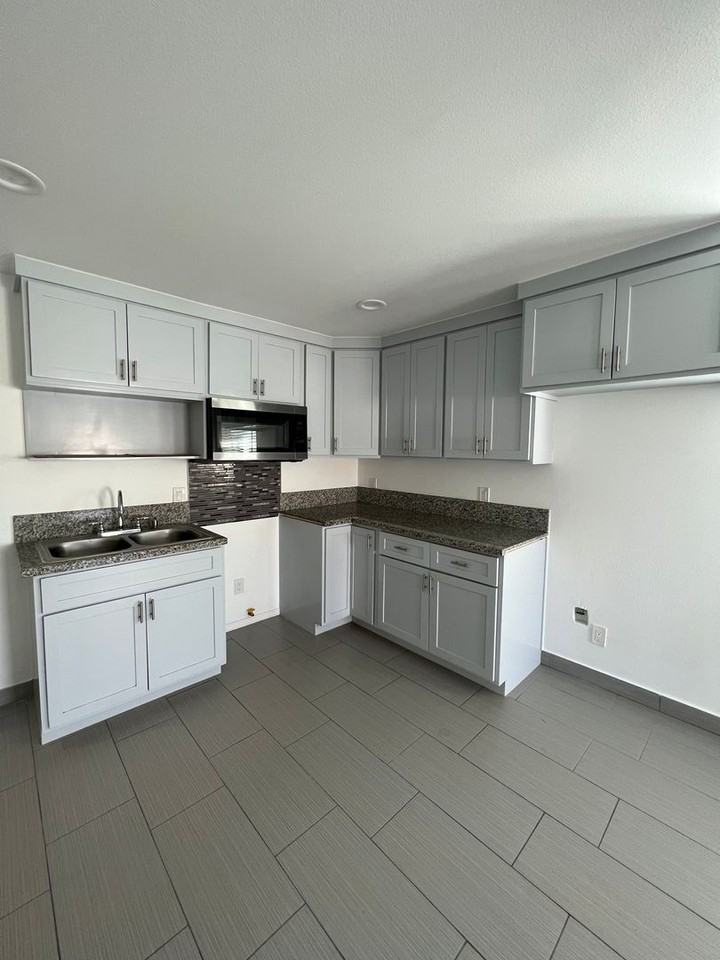 8677 Dearborn Ave - Photo 5 of 10