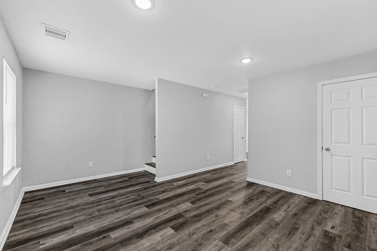 513 513 Avenue I - B #B - Photo 4 of 18