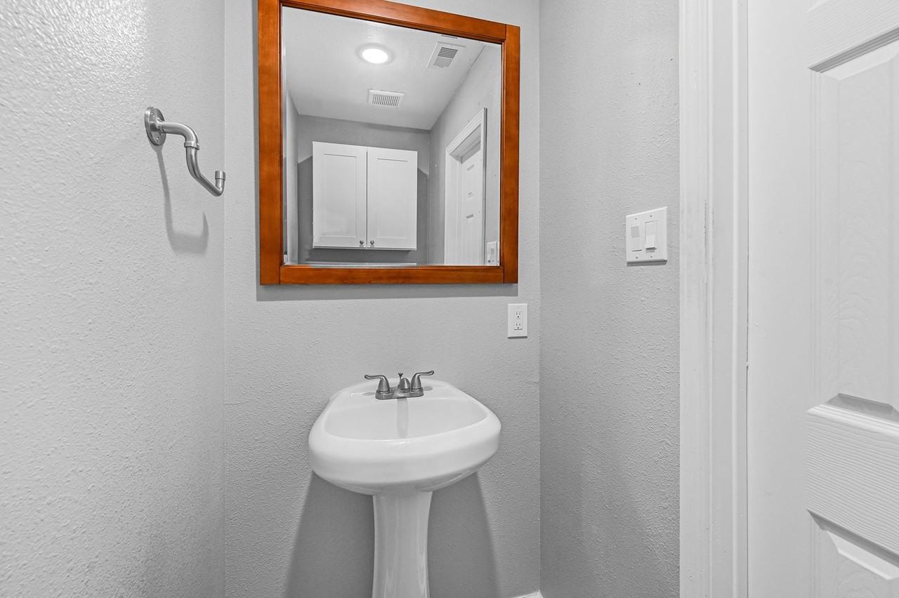 513 513 Avenue I - B #B - Photo 6 of 18