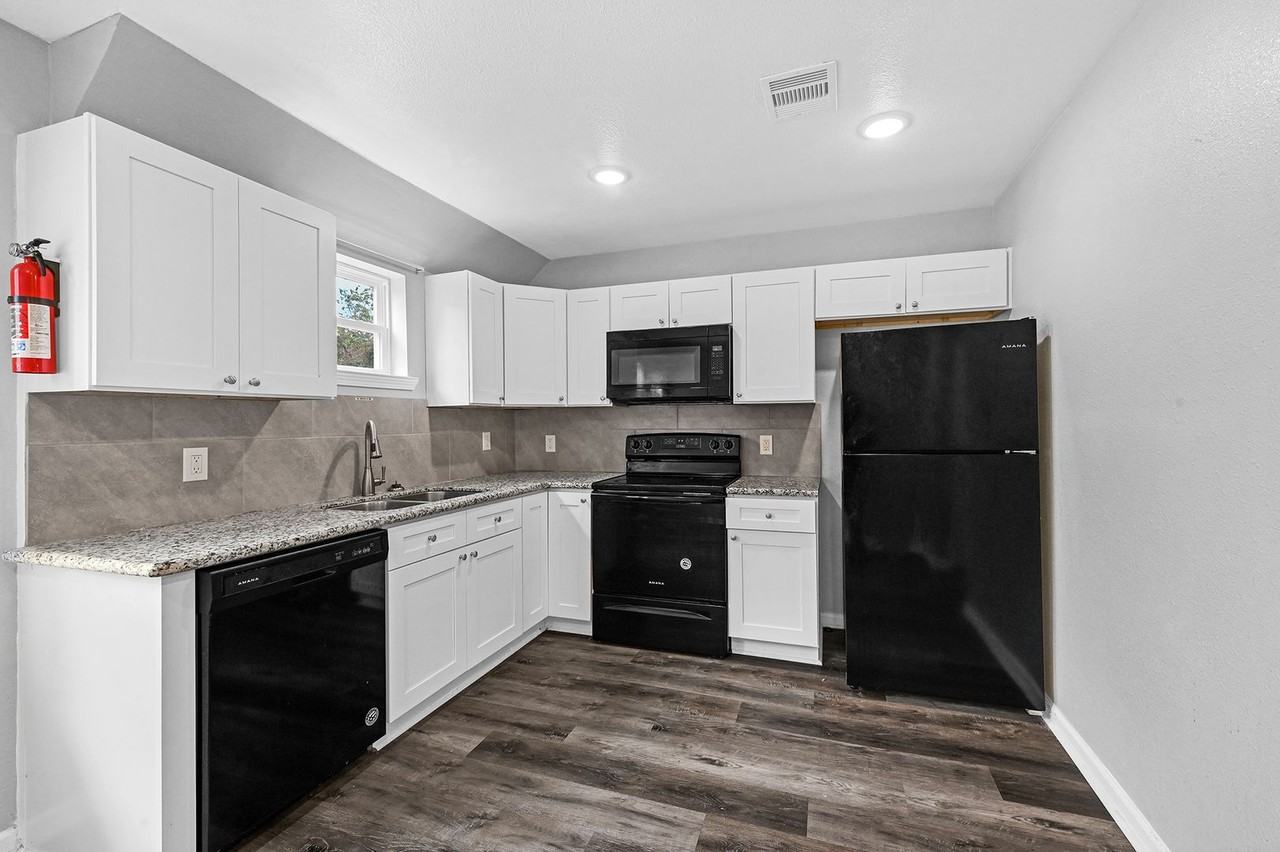 513 513 Avenue I - B #B - Photo 7 of 18
