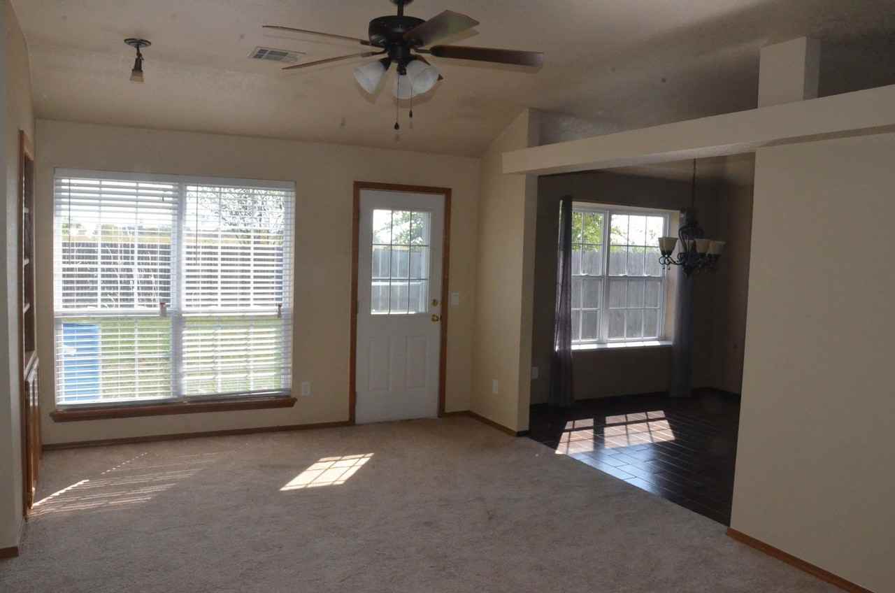 921 Kenwood Dr - Photo 2 of 9