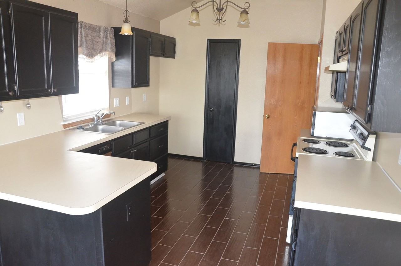 921 Kenwood Dr - Photo 3 of 9