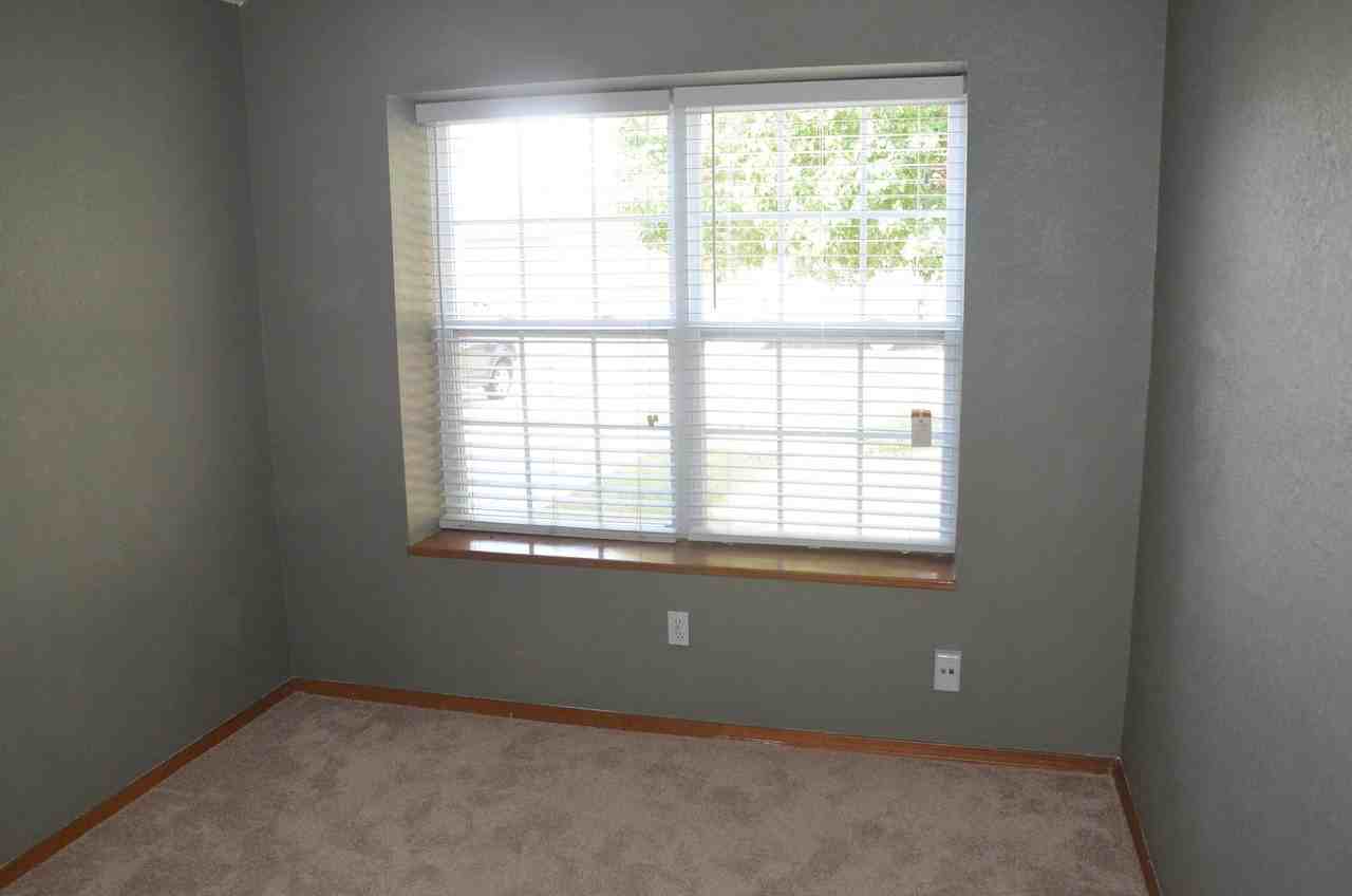 921 Kenwood Dr - Photo 4 of 9