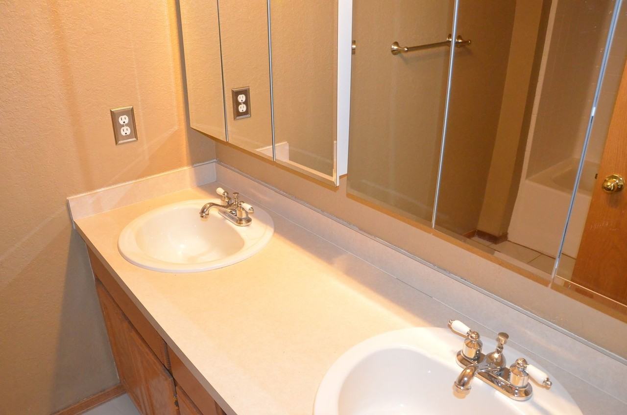 921 Kenwood Dr - Photo 5 of 9