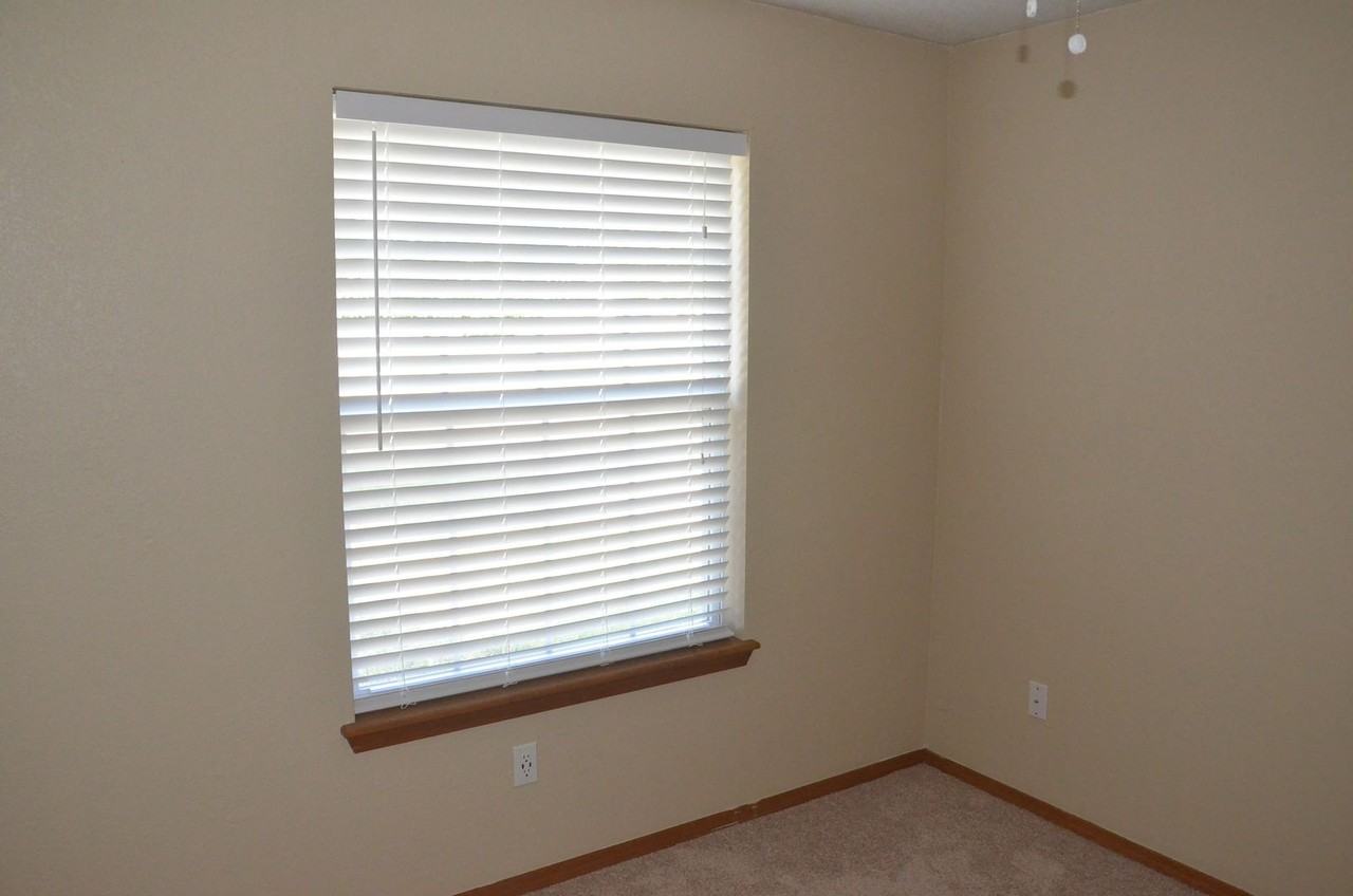 921 Kenwood Dr - Photo 6 of 9