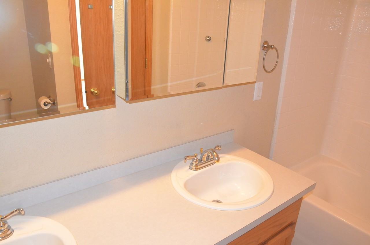 921 Kenwood Dr - Photo 7 of 9