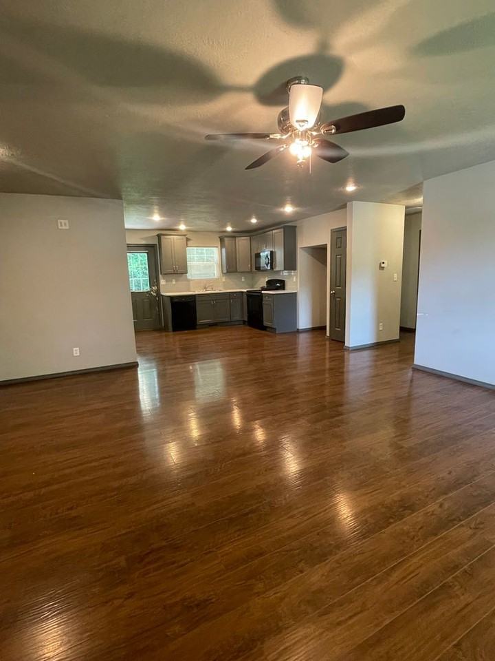 1918 S Broadway Ave - Photo 2 of 16