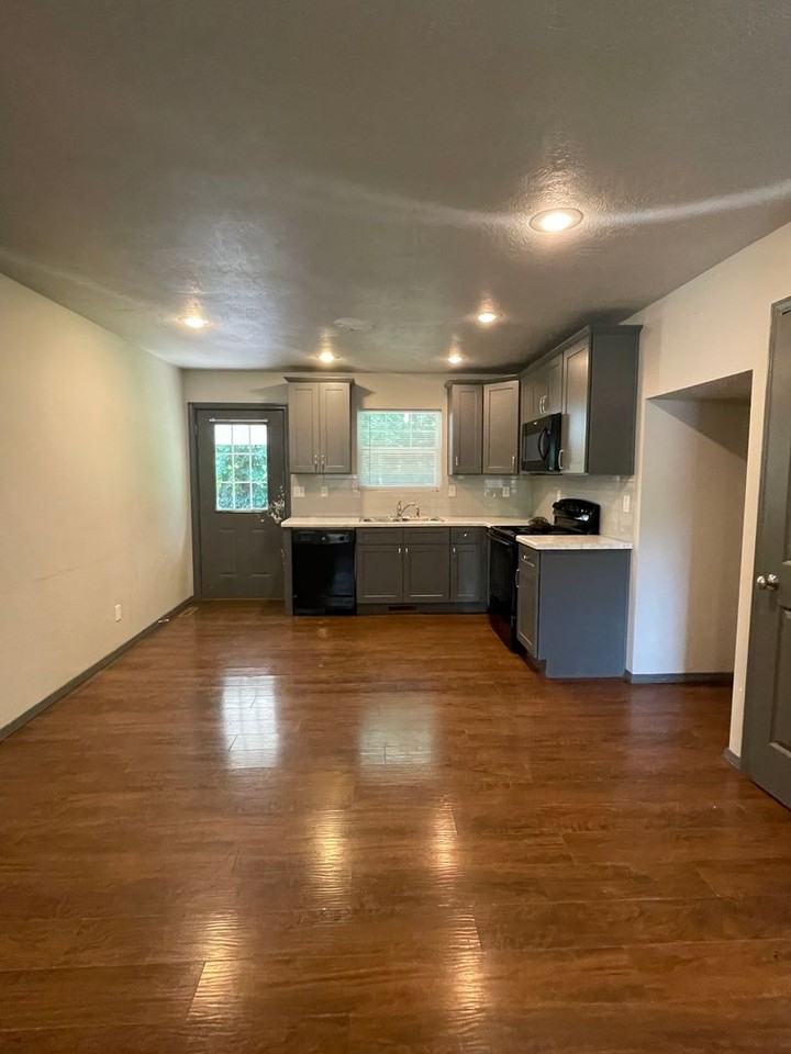 1918 S Broadway Ave - Photo 3 of 16