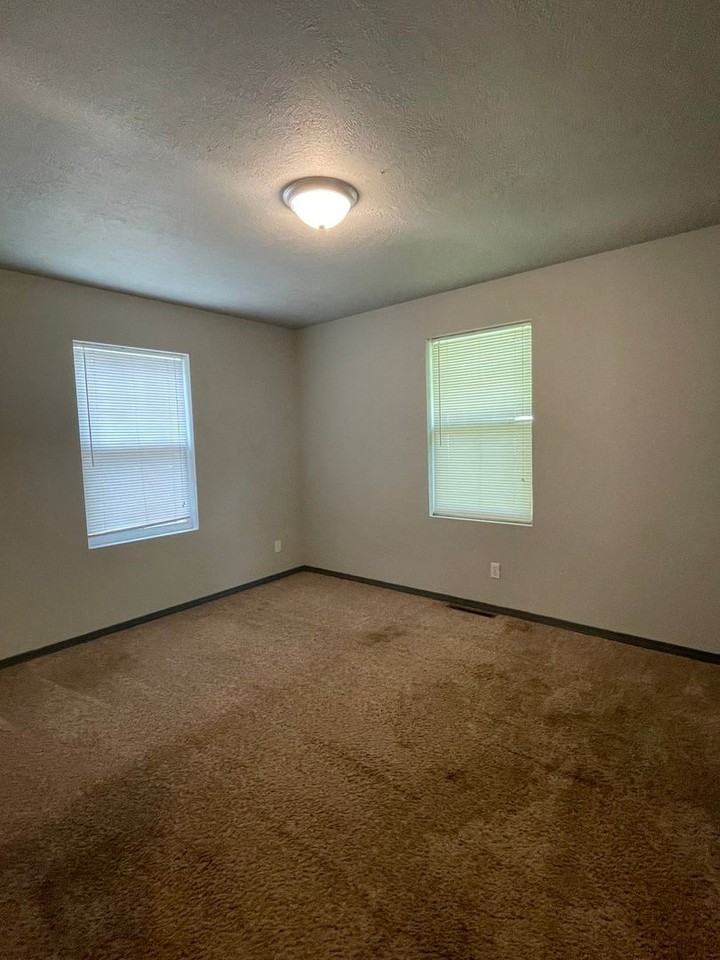 1918 S Broadway Ave - Photo 4 of 16