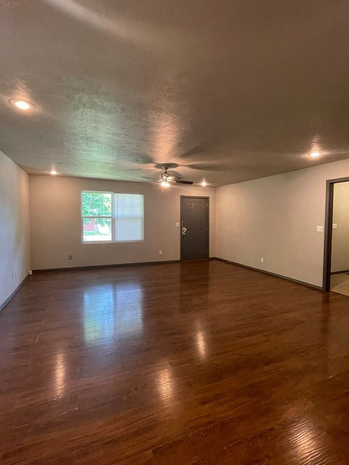 1918 S Broadway Ave - Photo 5 of 16