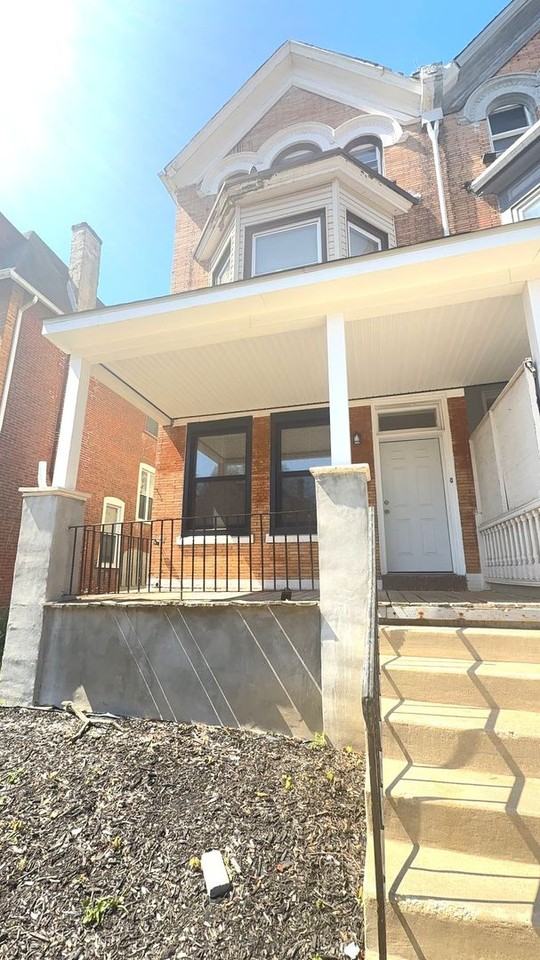 451 W Bringhurst St