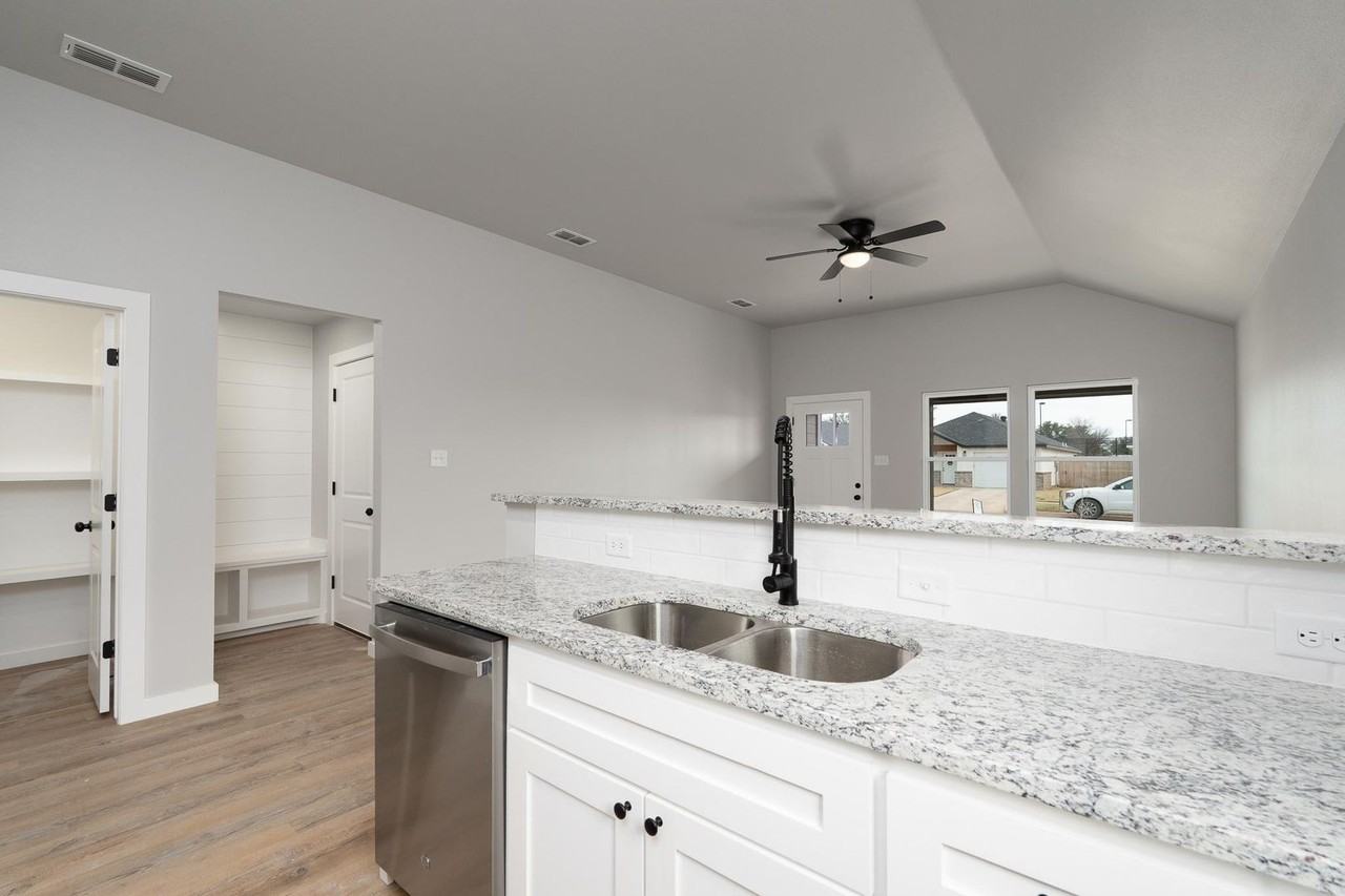 171 Tombstone Rd - Photo 6 of 32