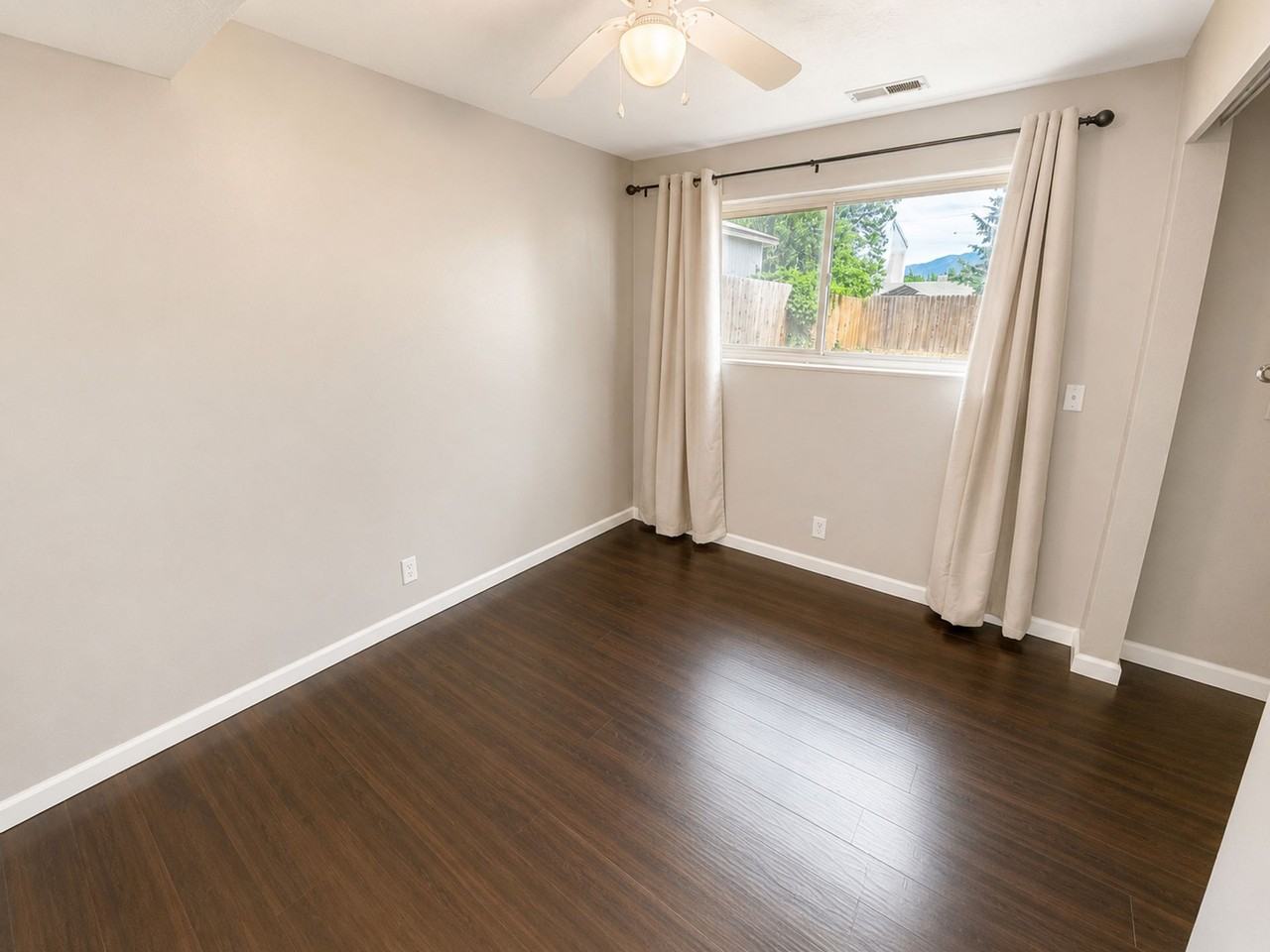 Amazing 4 bedroom 2 bathroom multi kitchen home a must see!! - Photo 2 of 7