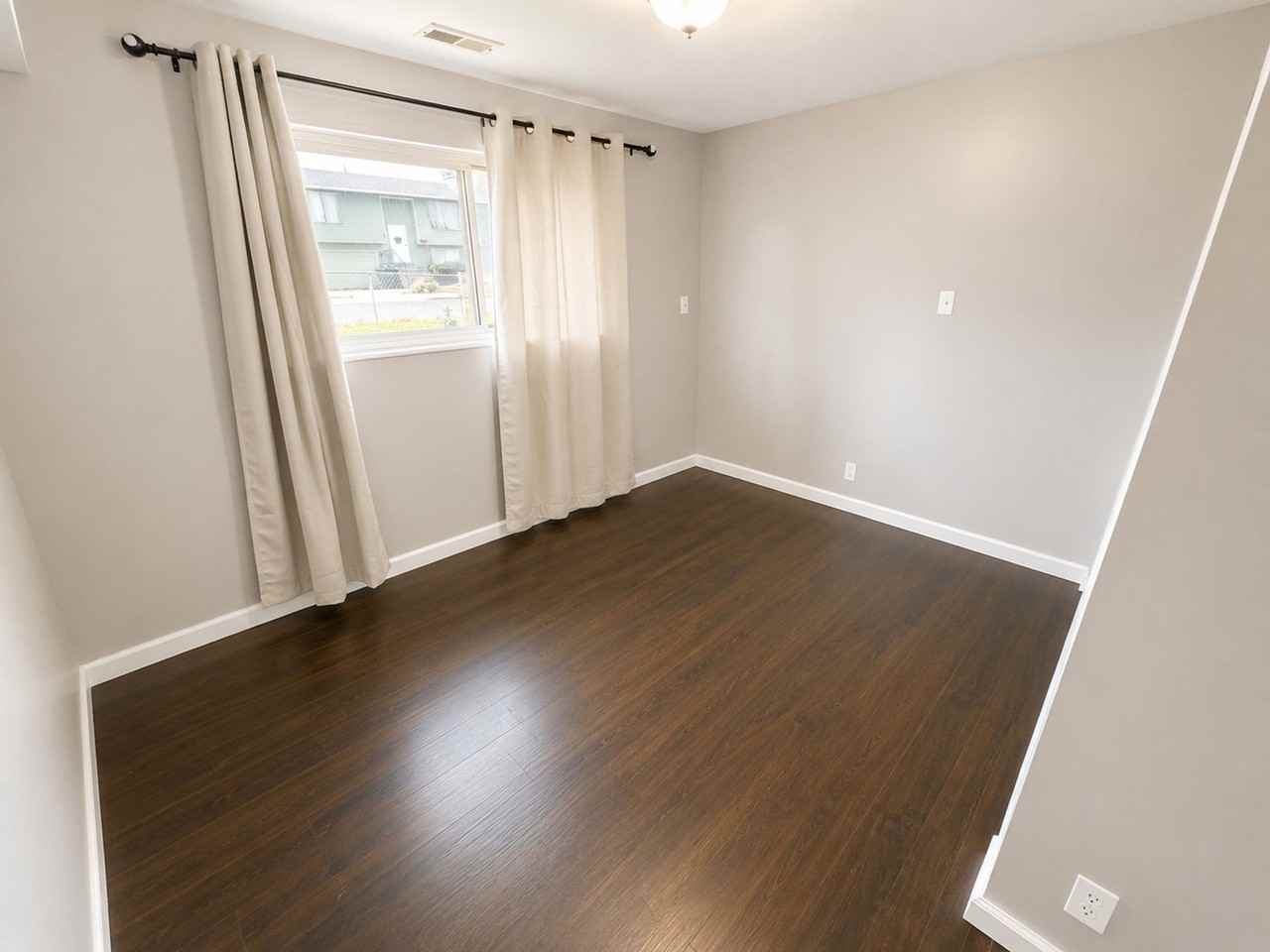 Amazing 4 bedroom 2 bathroom multi kitchen home a must see!! - Photo 4 of 7