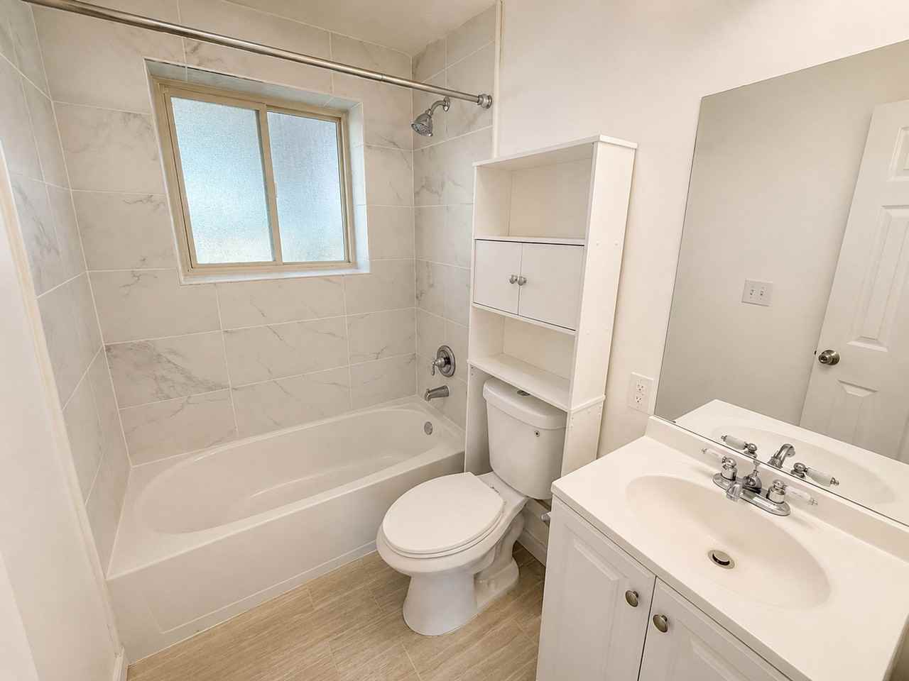 Amazing 4 bedroom 2 bathroom multi kitchen home a must see!! - Photo 5 of 7