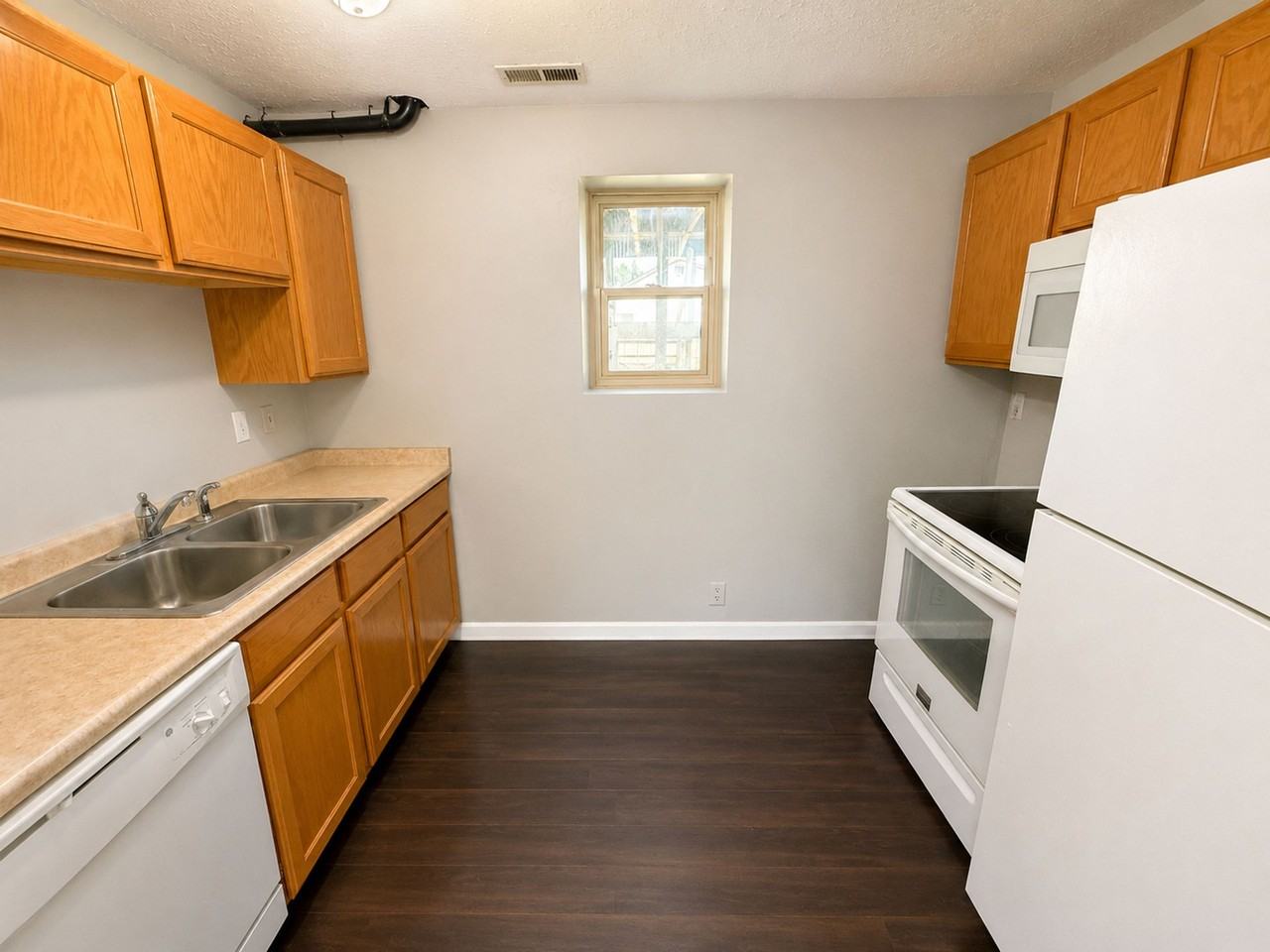 Amazing 4 bedroom 2 bathroom multi kitchen home a must see!! - Photo 6 of 7