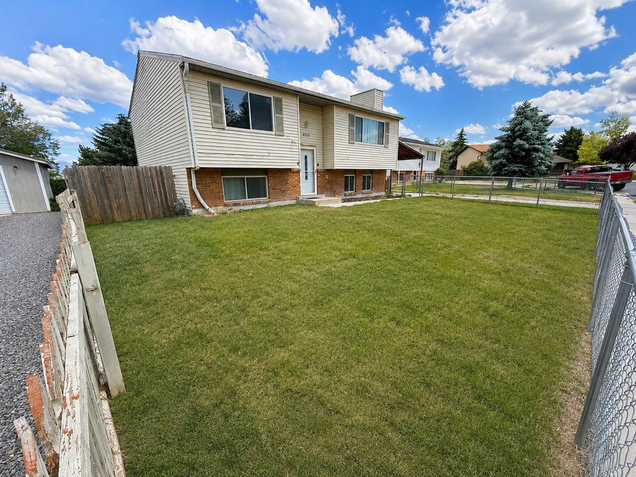 Amazing 4 bedroom 2 bathroom multi kitchen home a must see!! - Photo 7 of 7