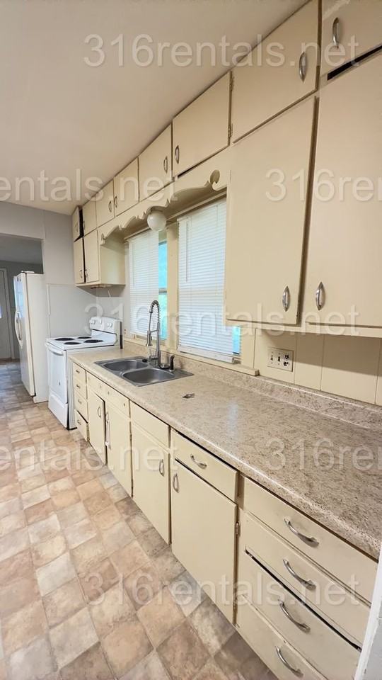 805 S Alleghany St - Photo 3 of 8