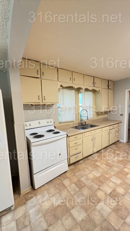 805 S Alleghany St - Photo 4 of 8