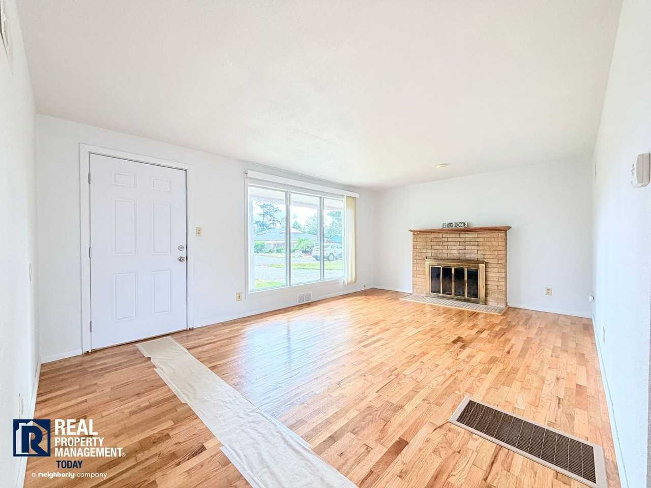 319 104th St E - Photo 3 of 21