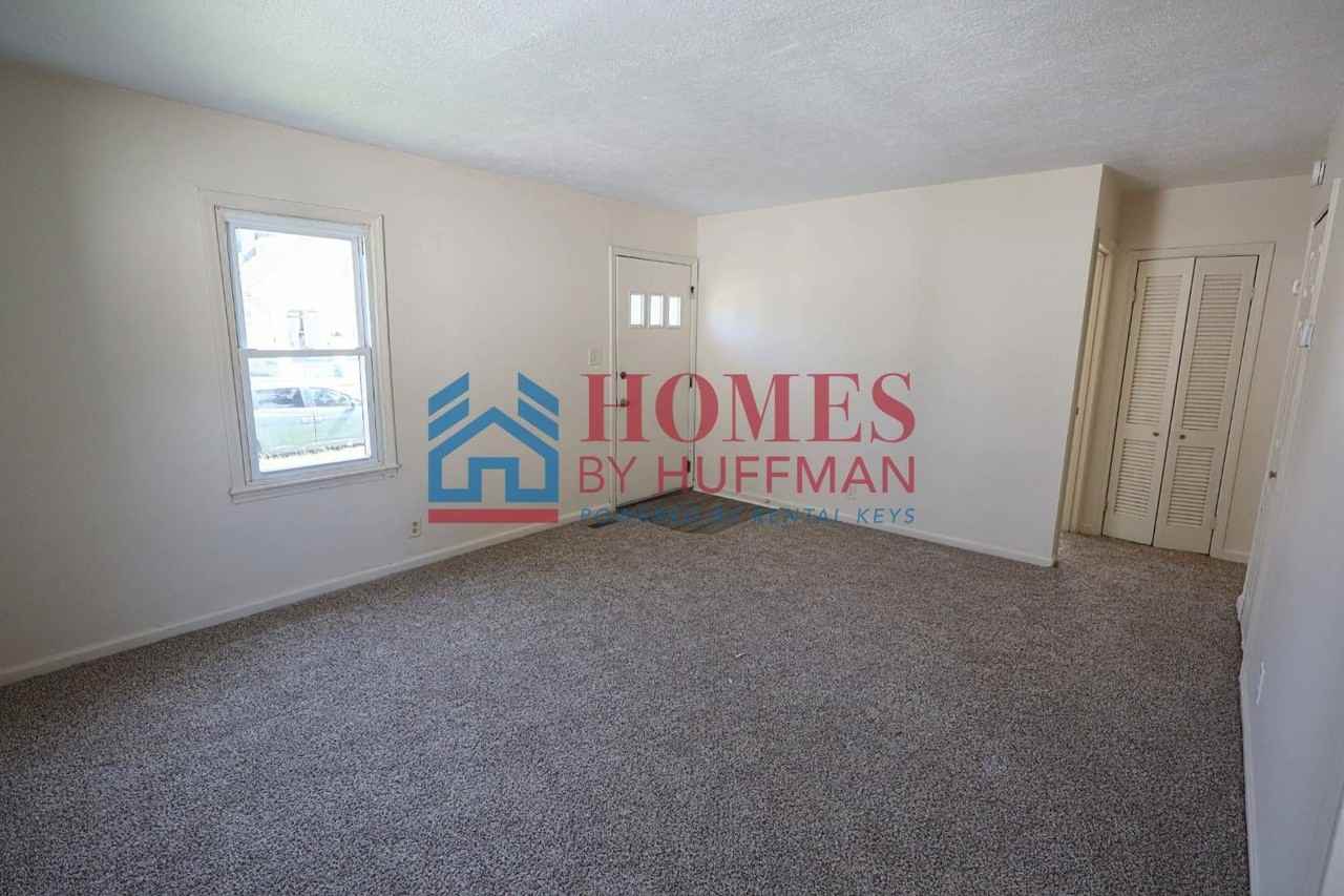 1413 E Illinois St - Photo 3 of 16