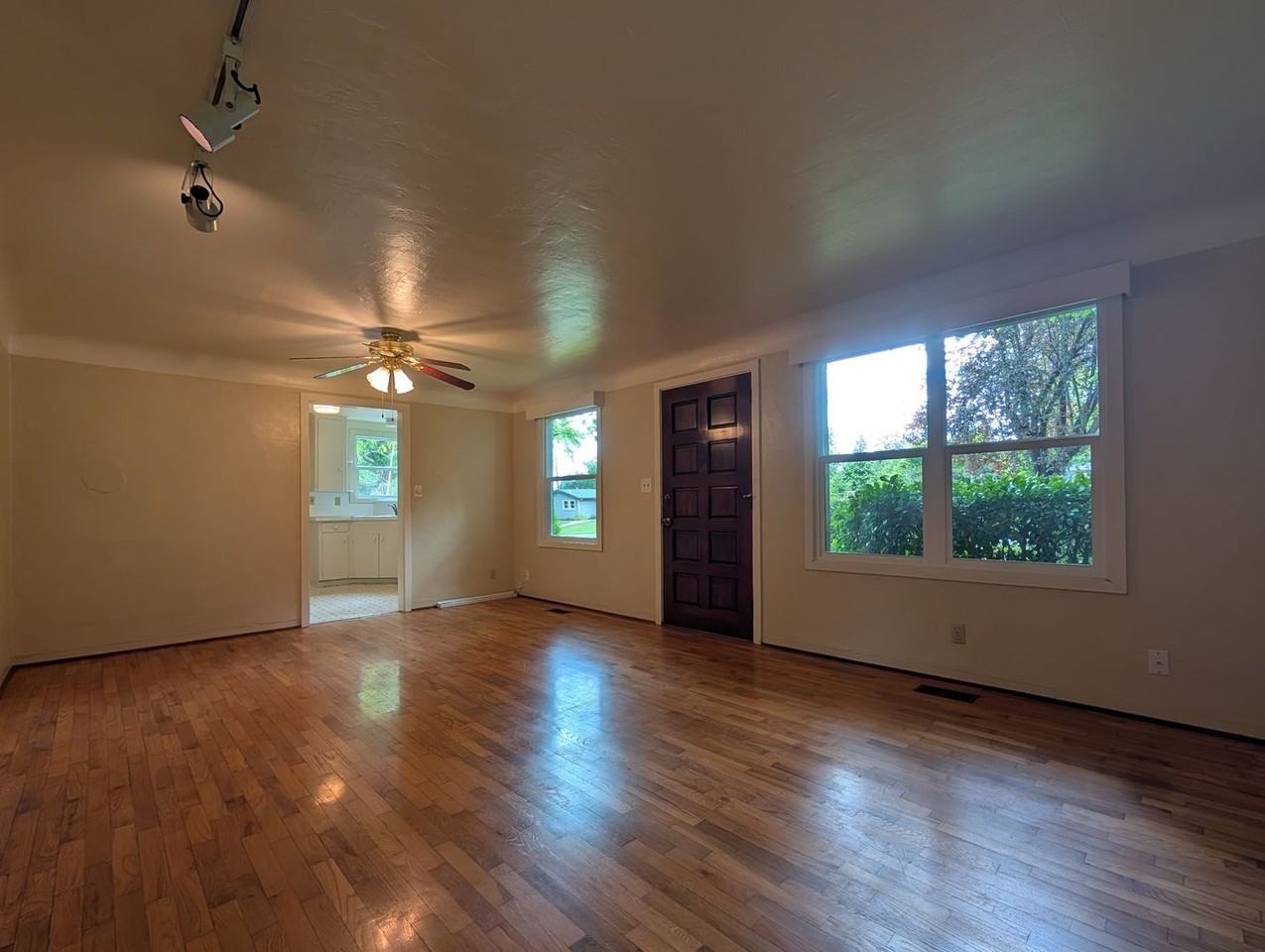 2064 Washington St - Photo 4 of 17