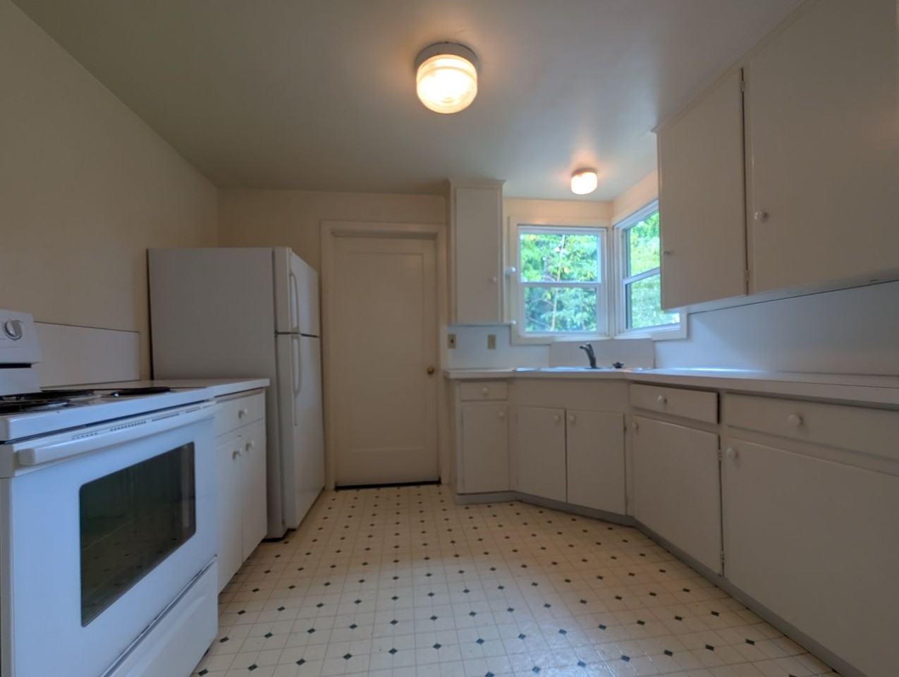 2064 Washington St - Photo 5 of 17