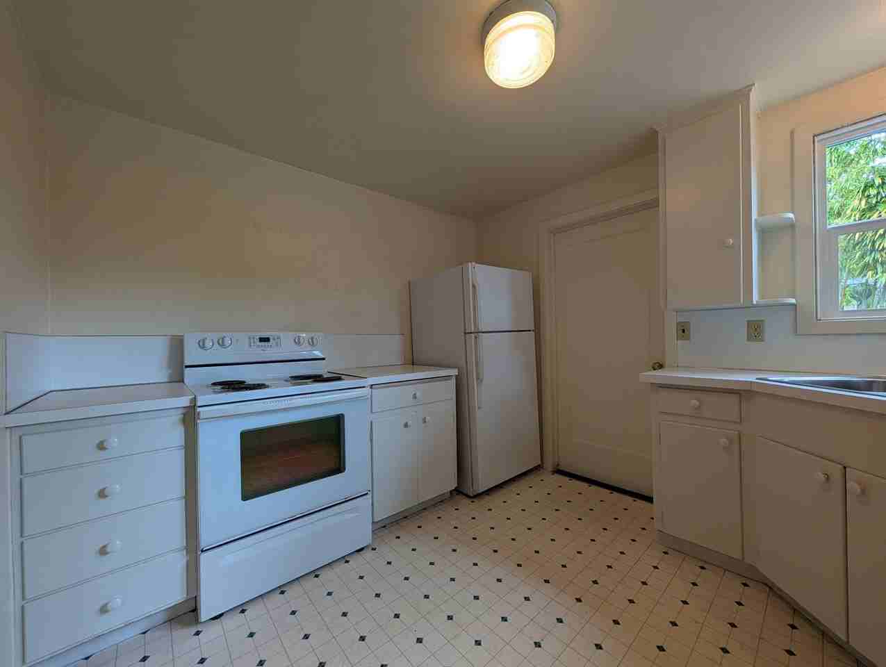 2064 Washington St - Photo 6 of 17