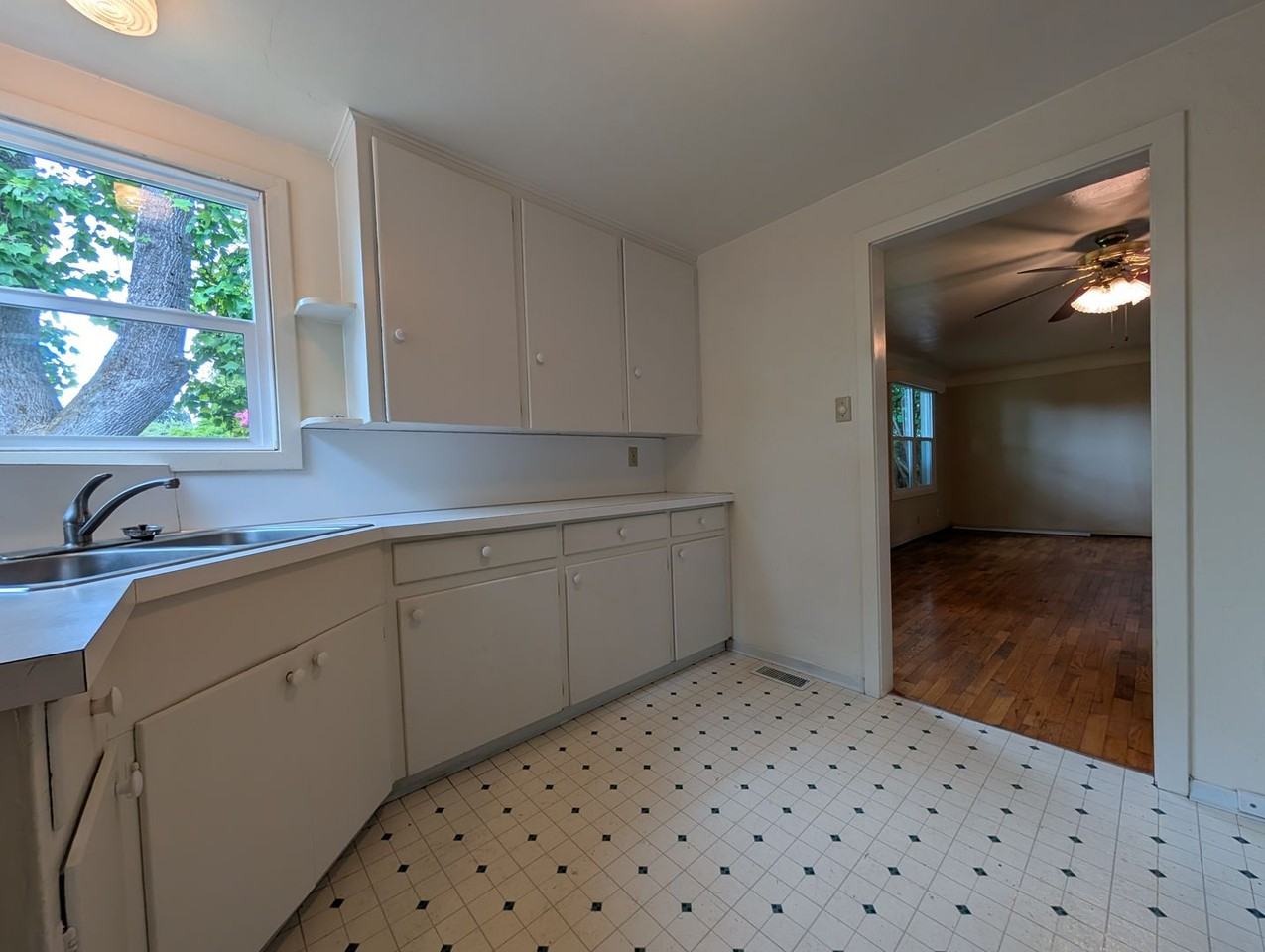 2064 Washington St - Photo 7 of 17