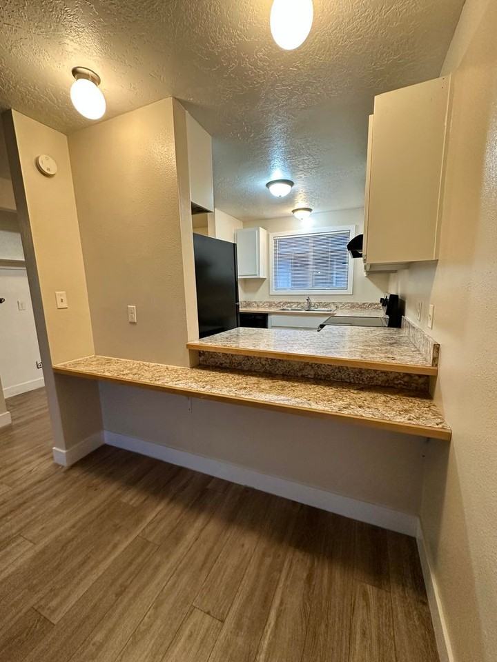 525 Nw 9th St - Photo 4 of 11