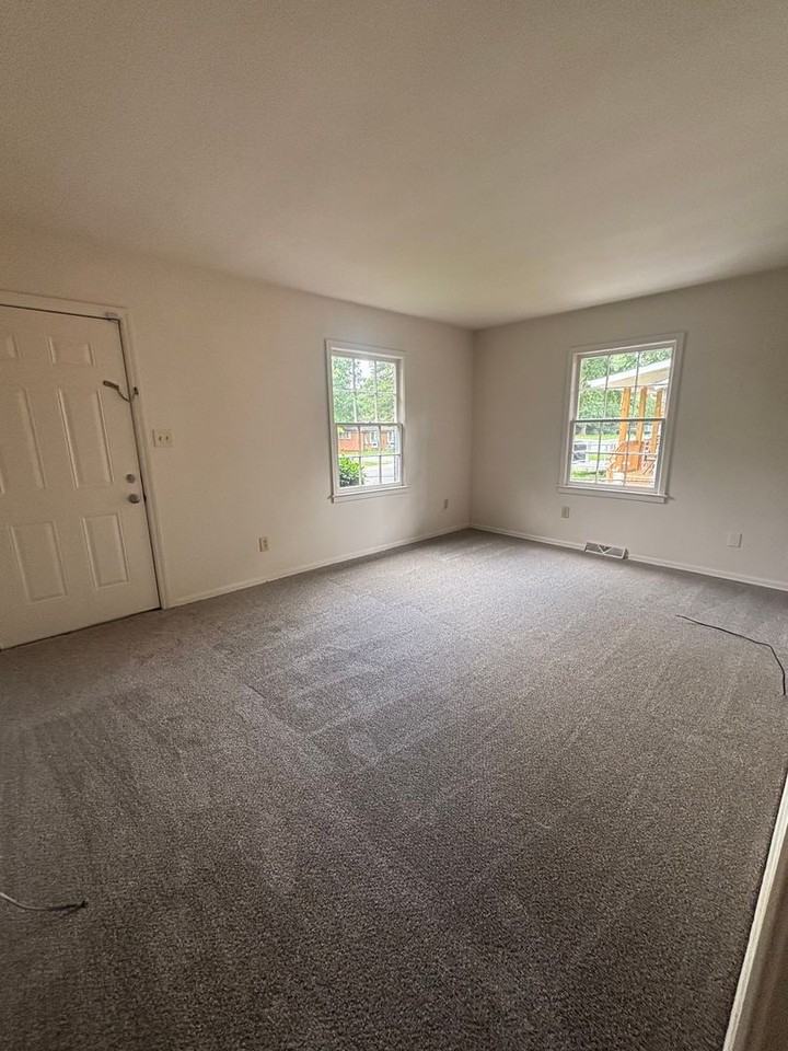 614 Kentbrook Dr - Photo 3 of 10
