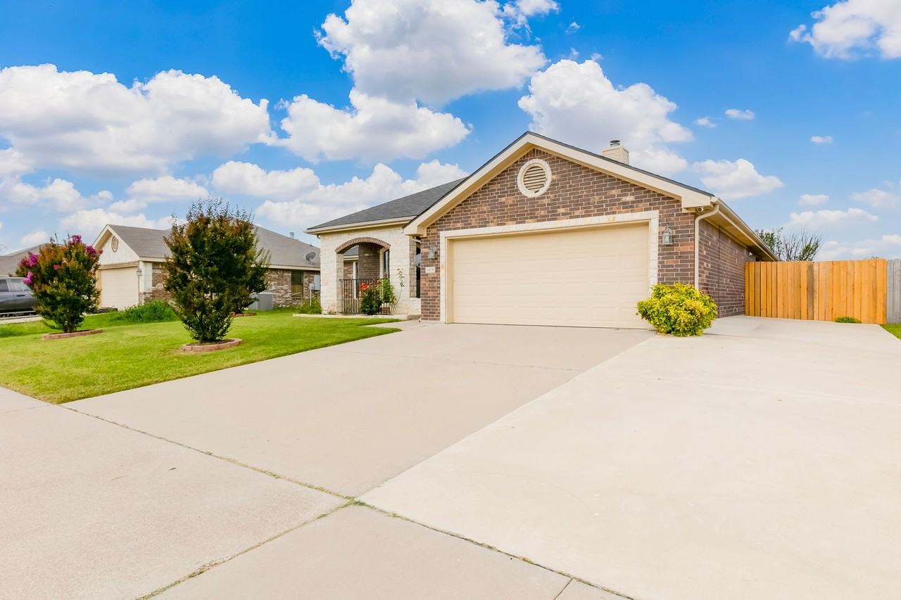 2405 Coy Dr - Photo 2 of 34
