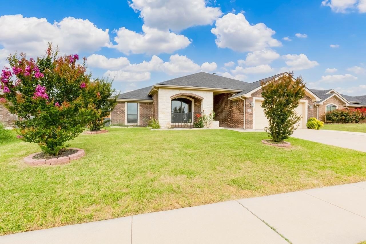 2405 Coy Dr - Photo 3 of 34