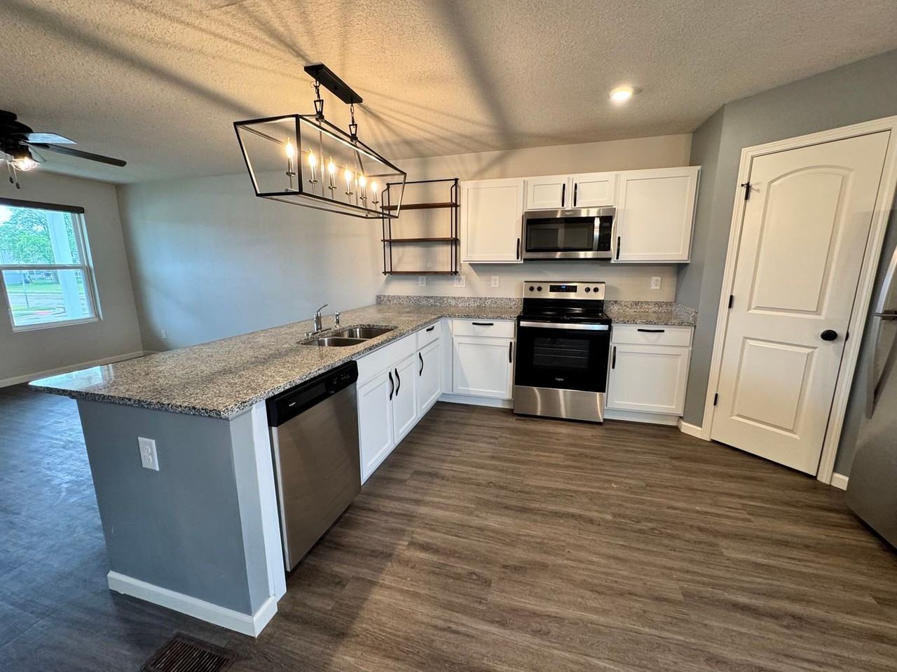 1610 Westport Dr - Photo 7 of 26
