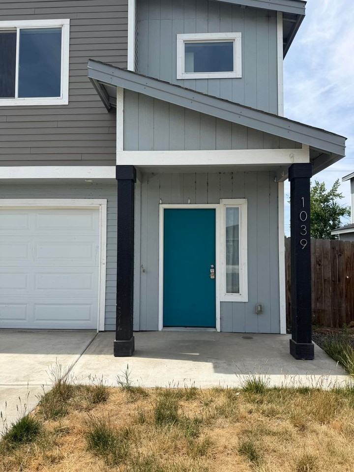 1039 Ne Emerald Dr