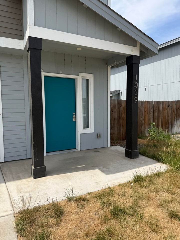 1039 Ne Emerald Dr - Photo 2 of 33